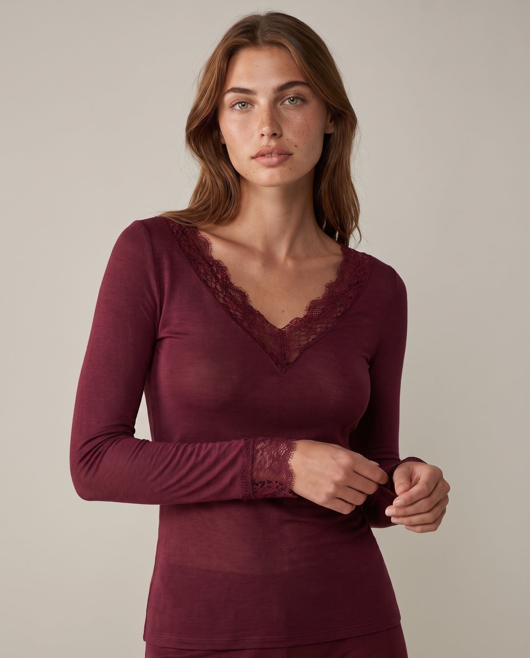 Maglia Essenziale Ultraleggera in Cashmere Scollo a V con pizzo Bordeaux