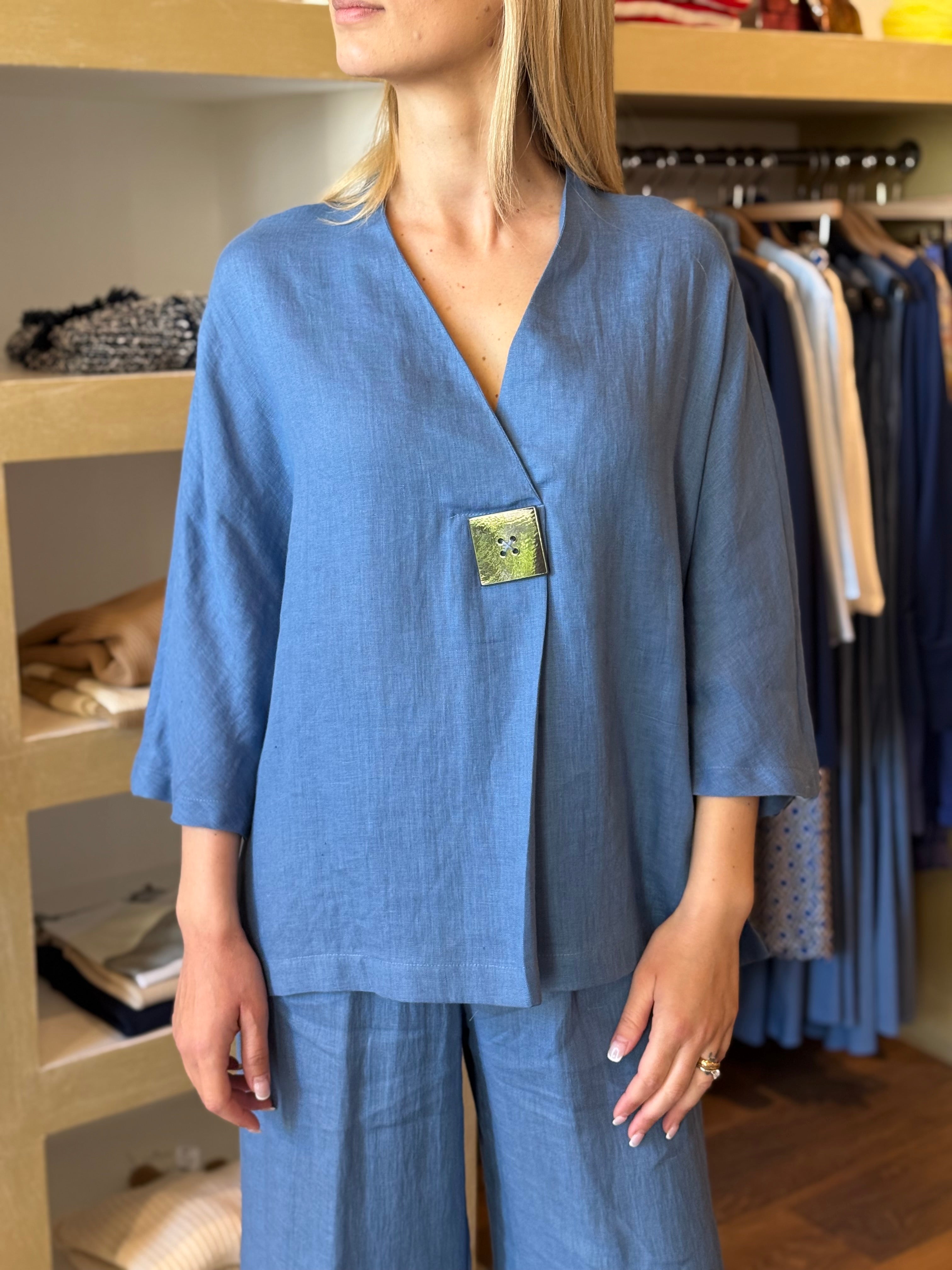 Blusa scollo a V con maxi bottone in lino colore jeans Gioia