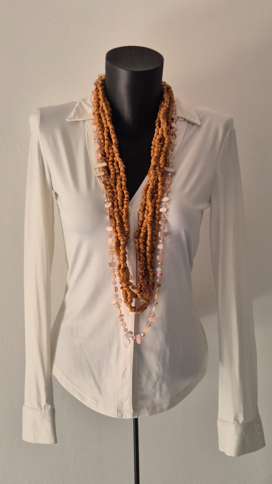 Collana artigianale a cinque fili con filo decorativo in perle/pietrine – Roberta Zanelli