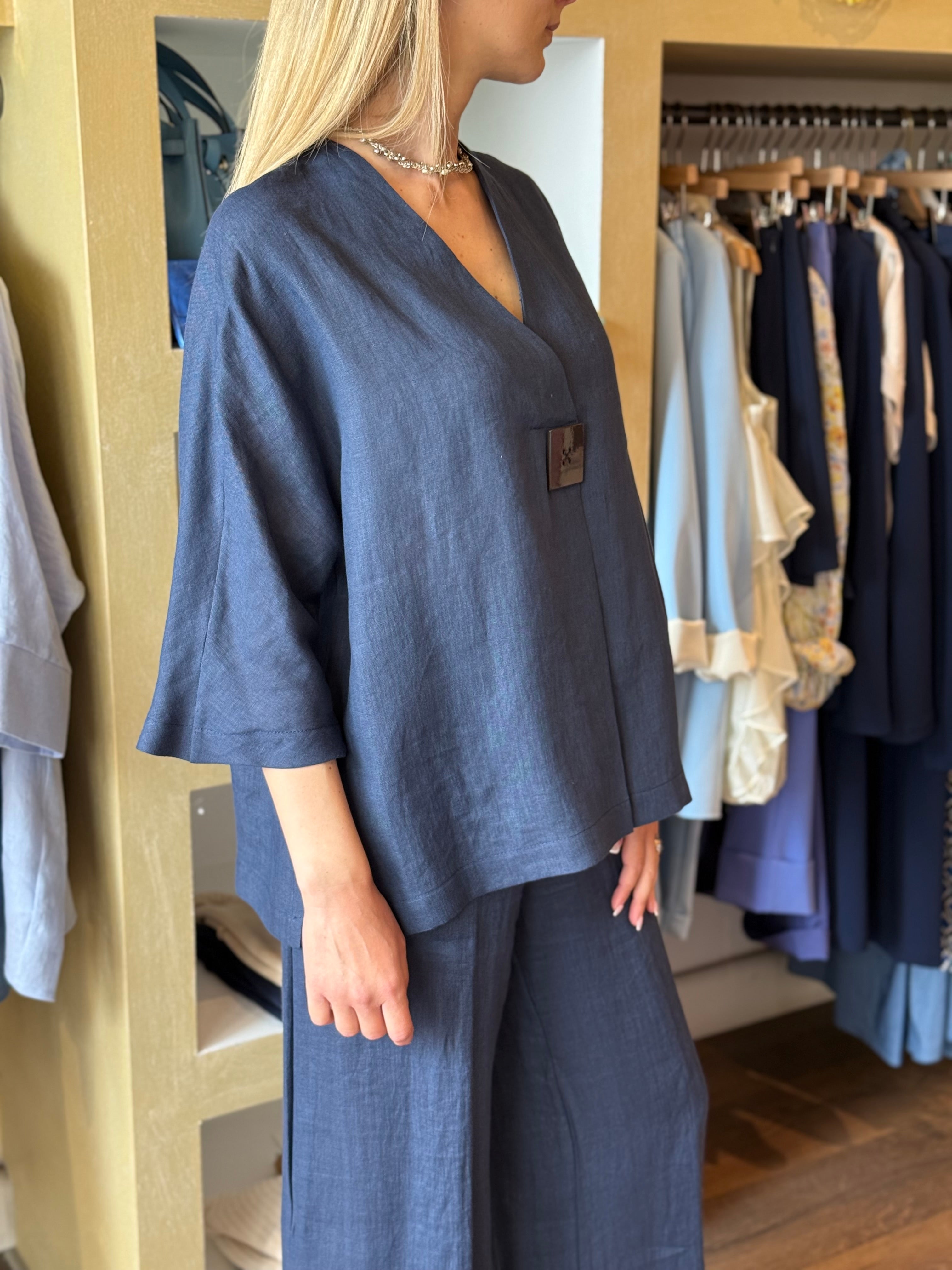 Blusa scollo a V con maxi bottone in lino colore blu Gioia