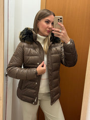 Piumino con cappuccio color cioccolato