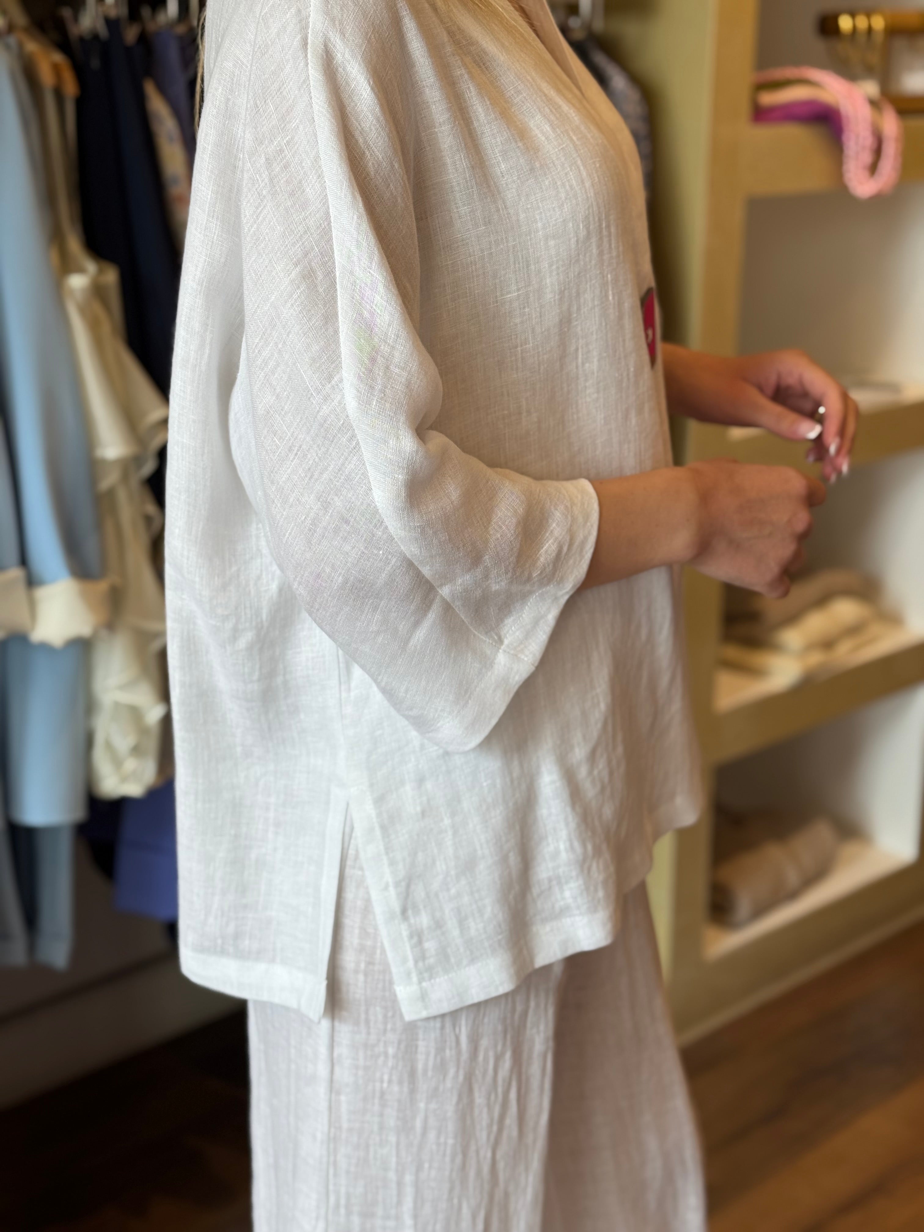 Blusa scollo a V con maxi bottone in lino colore bianco Gioia
