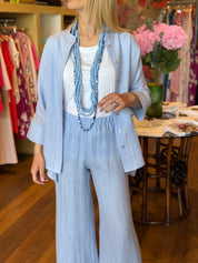 Camicia collo alla coreana colore azzurro polvere in lino Gioia