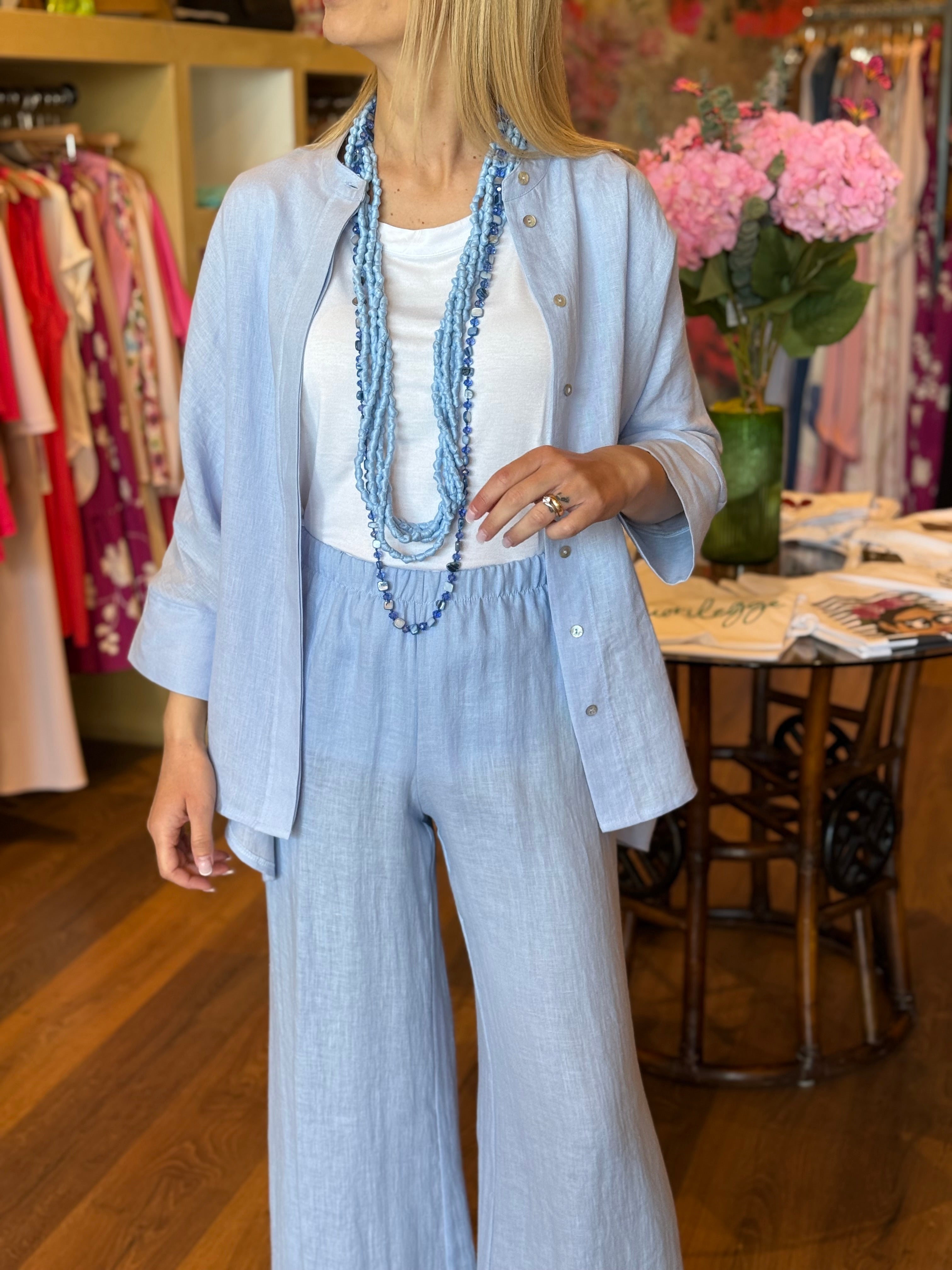 Camicia collo alla coreana colore azzurro polvere in lino Gioia