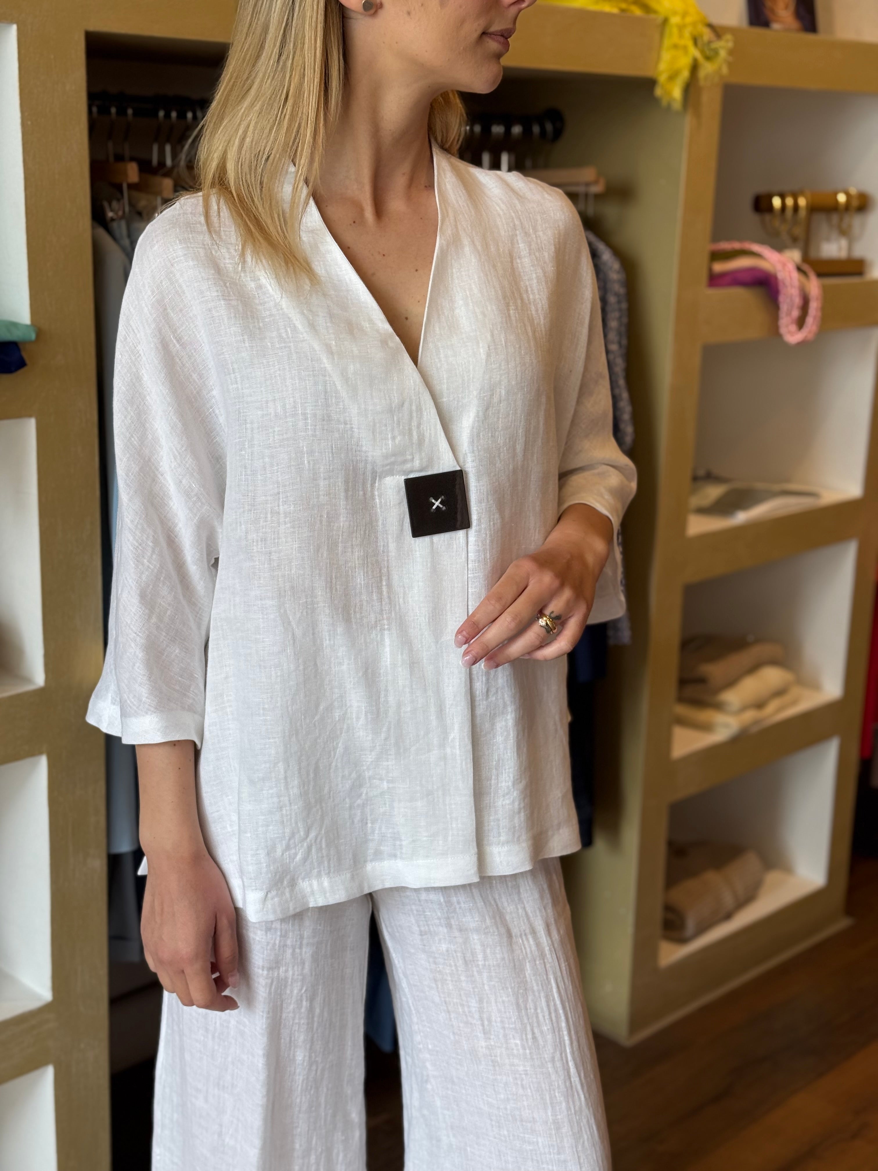 Blusa scollo a V con maxi bottone in lino colore bianco Gioia