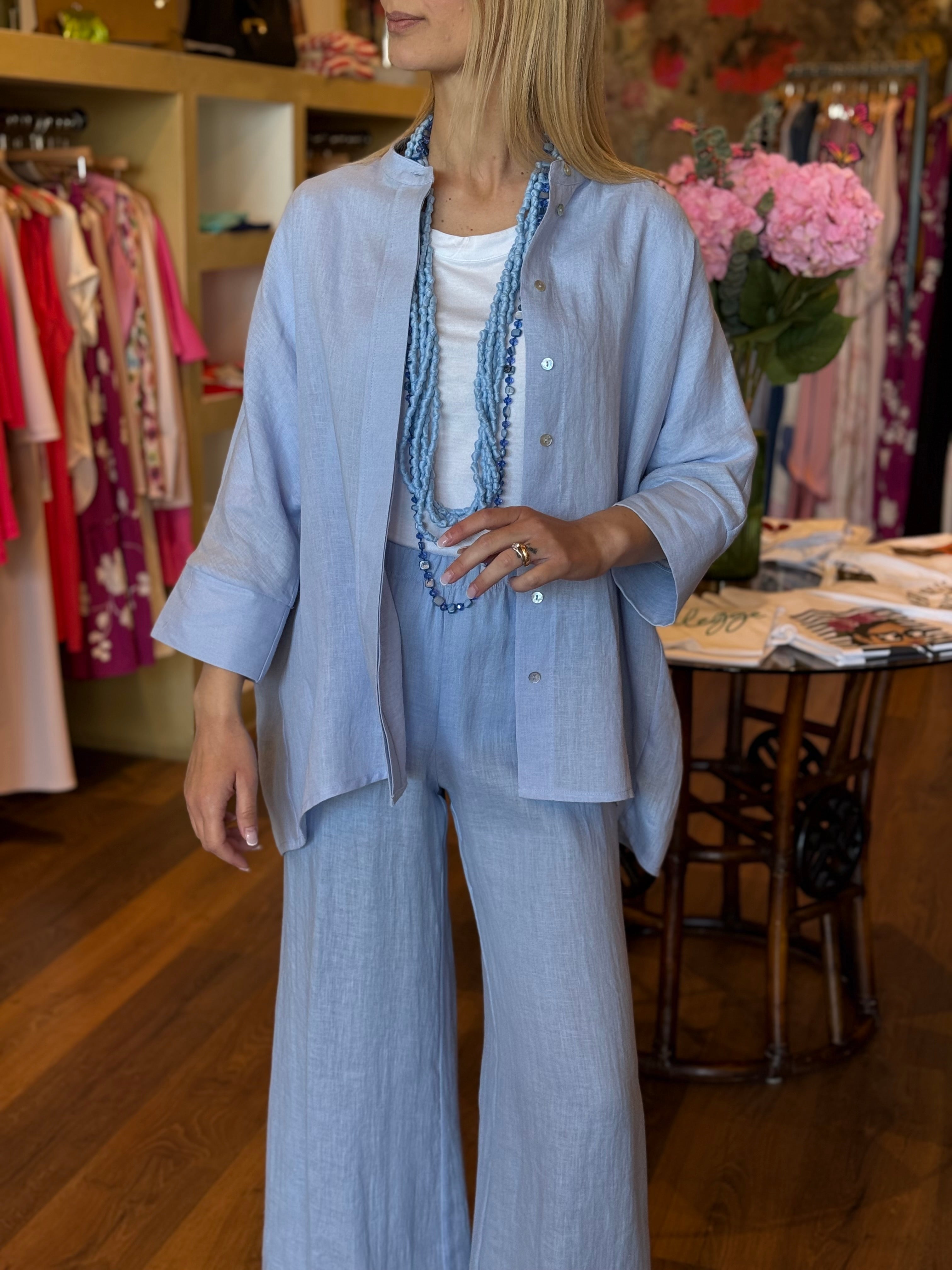 Camicia collo alla coreana colore azzurro polvere in lino Gioia