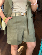 Completo gilet e bermuda verde militare in lino Gioia