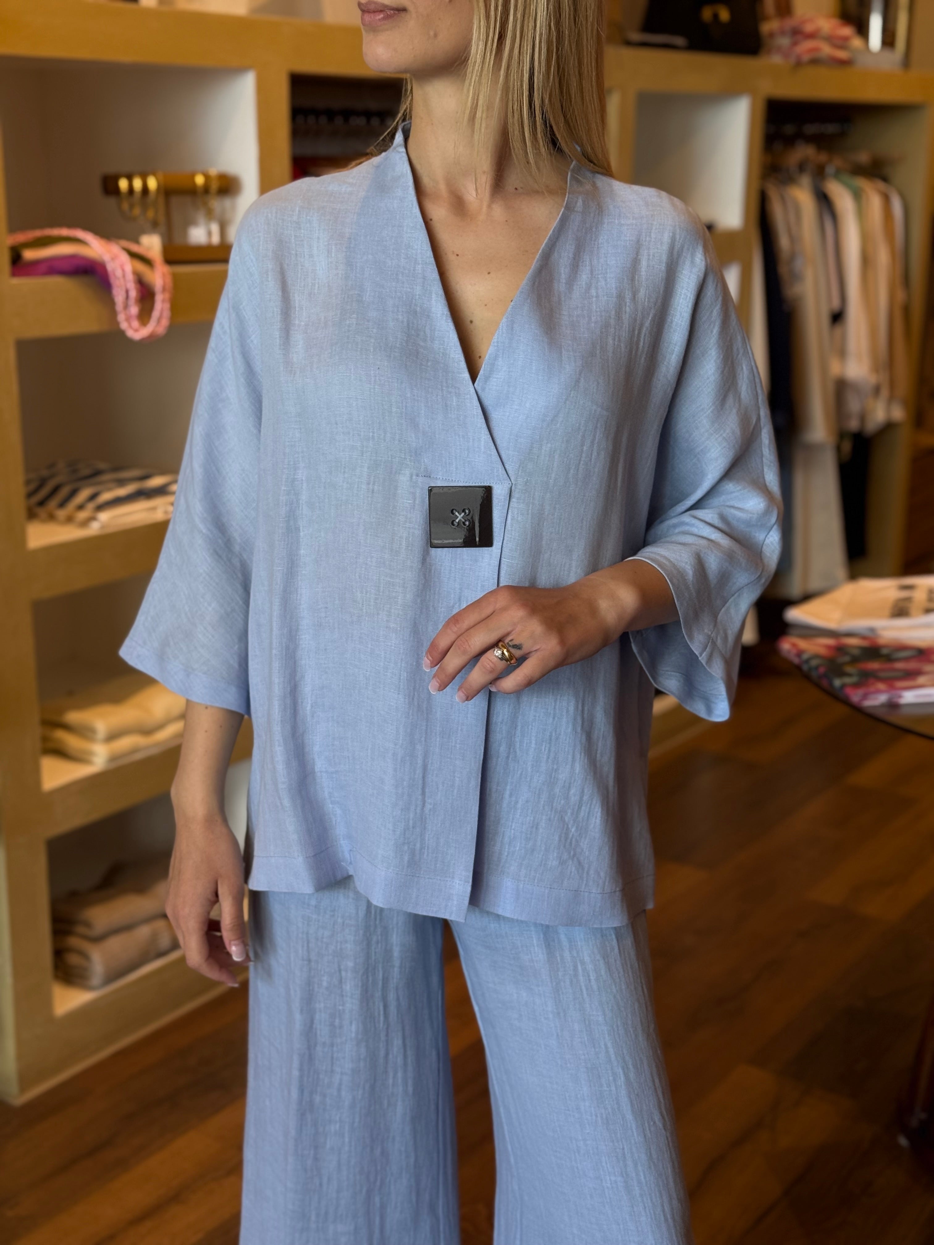Blusa scollo a V con maxi bottone in lino colore azzurro polvere Gioia