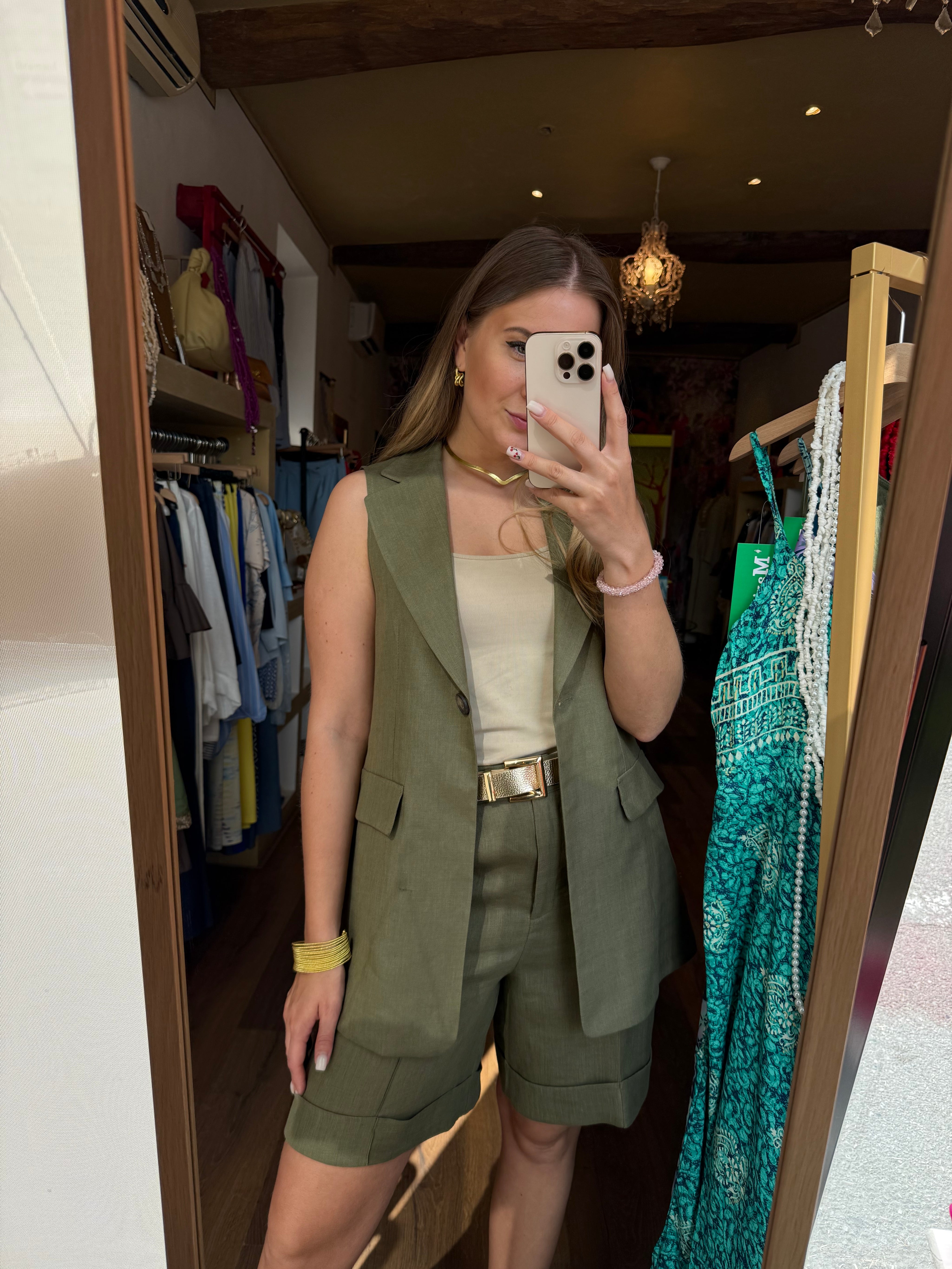 Completo gilet e bermuda verde militare in lino Gioia