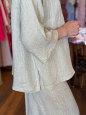 Blusa scollo a V con maxi bottone in lino colore sabbia Gioia