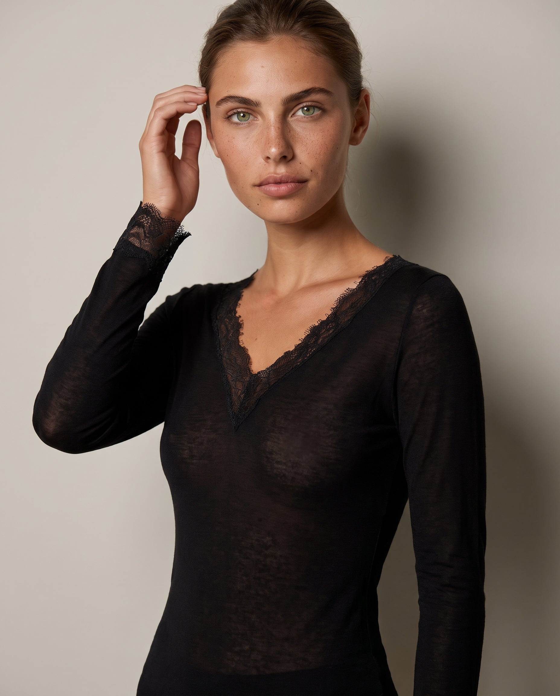 Maglia Essenziale Ultraleggera in Cashmere Scollo a V con pizzo Nero