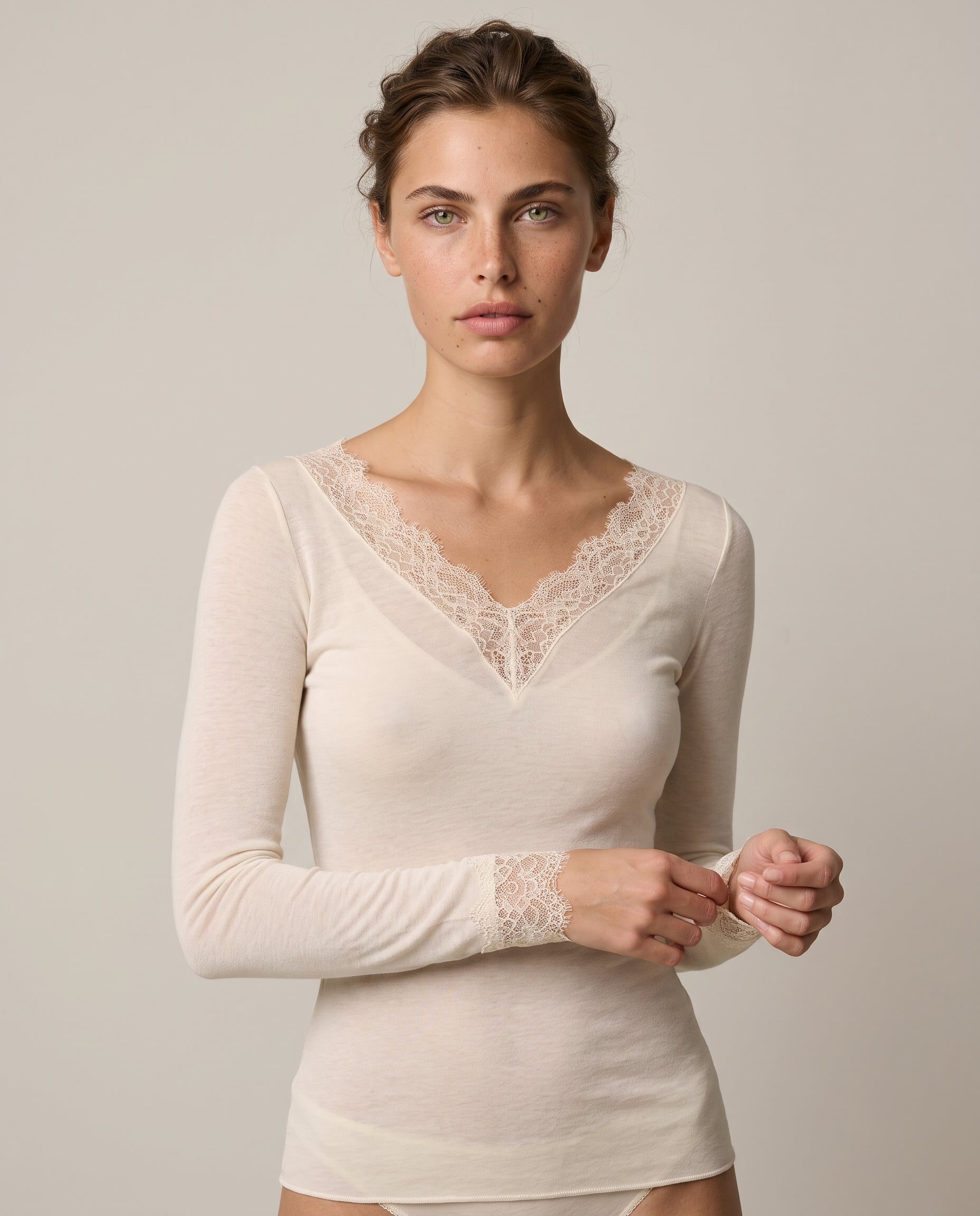 Maglia Essenziale Ultraleggera in Cashmere Scollo a V con pizzo Panna