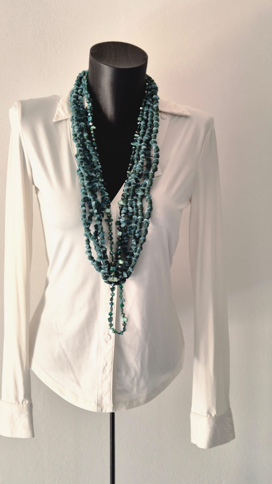 Collana artigianale a cinque fili con filo decorativo in perle/pietrine – Roberta Zanelli