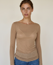 Maglia Essenziale Ultraleggera in Cashmere con Scollo a Barca Cammello