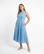 Abito midi azzurro smanicato con tasche