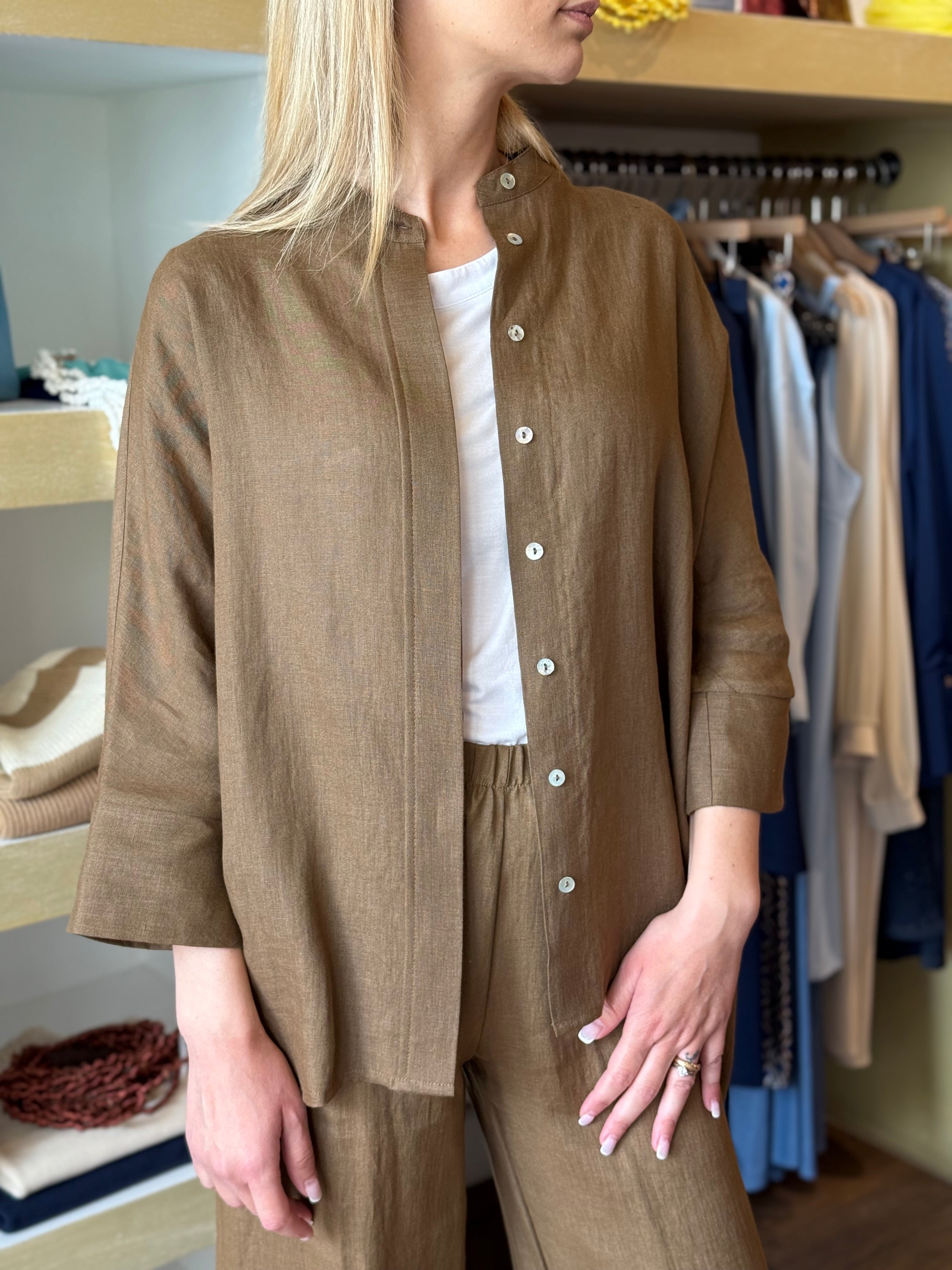 Camicia collo alla coreana colore marrone in lino Gioia
