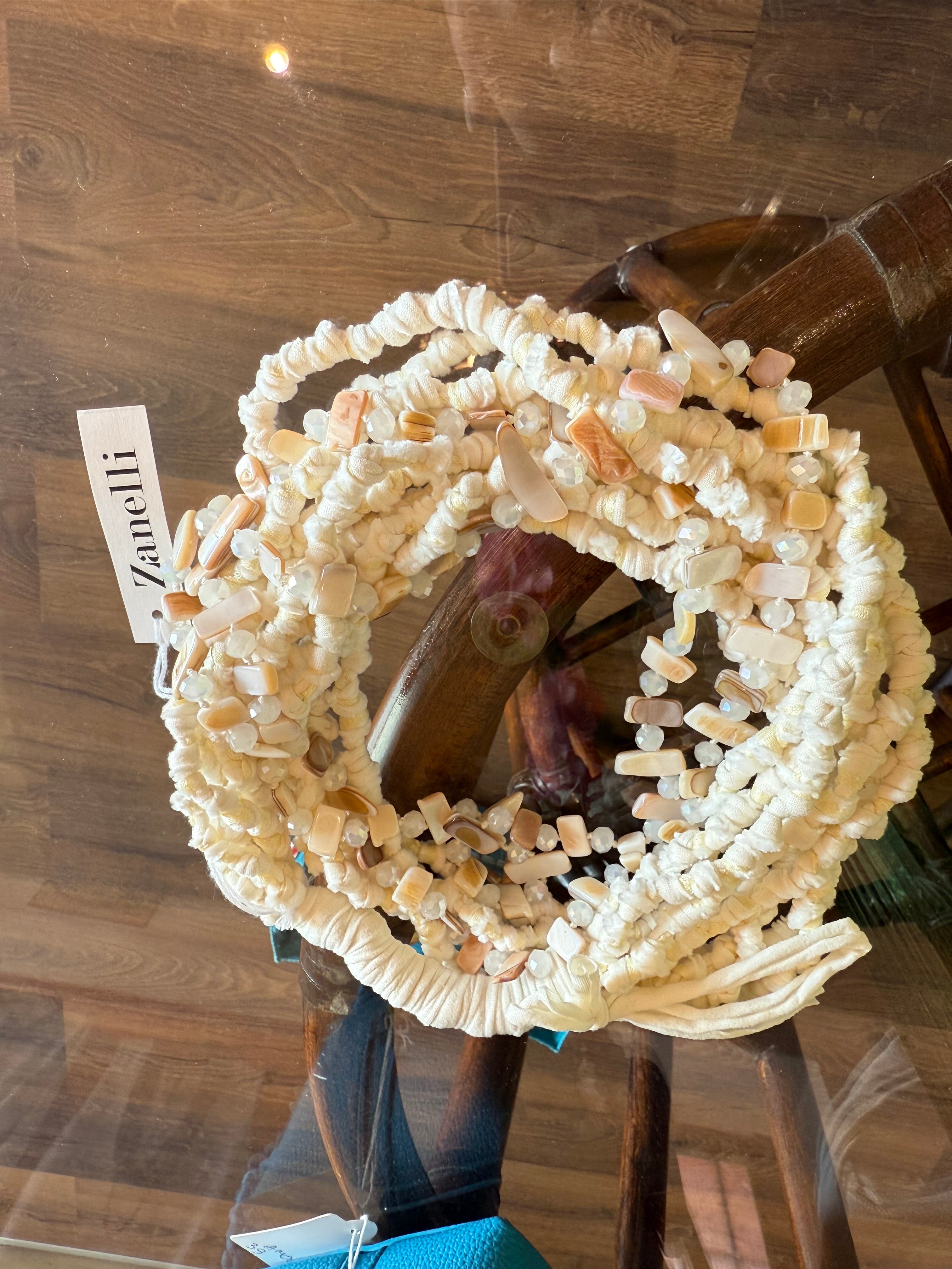 Collana artigianale a cinque fili con filo decorativo in perle/pietrine – Roberta Zanelli