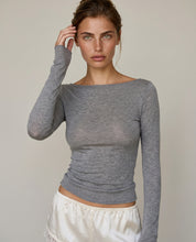 Maglia Essenziale Ultraleggera in Cashmere con Scollo a Barca Grigio Mel.