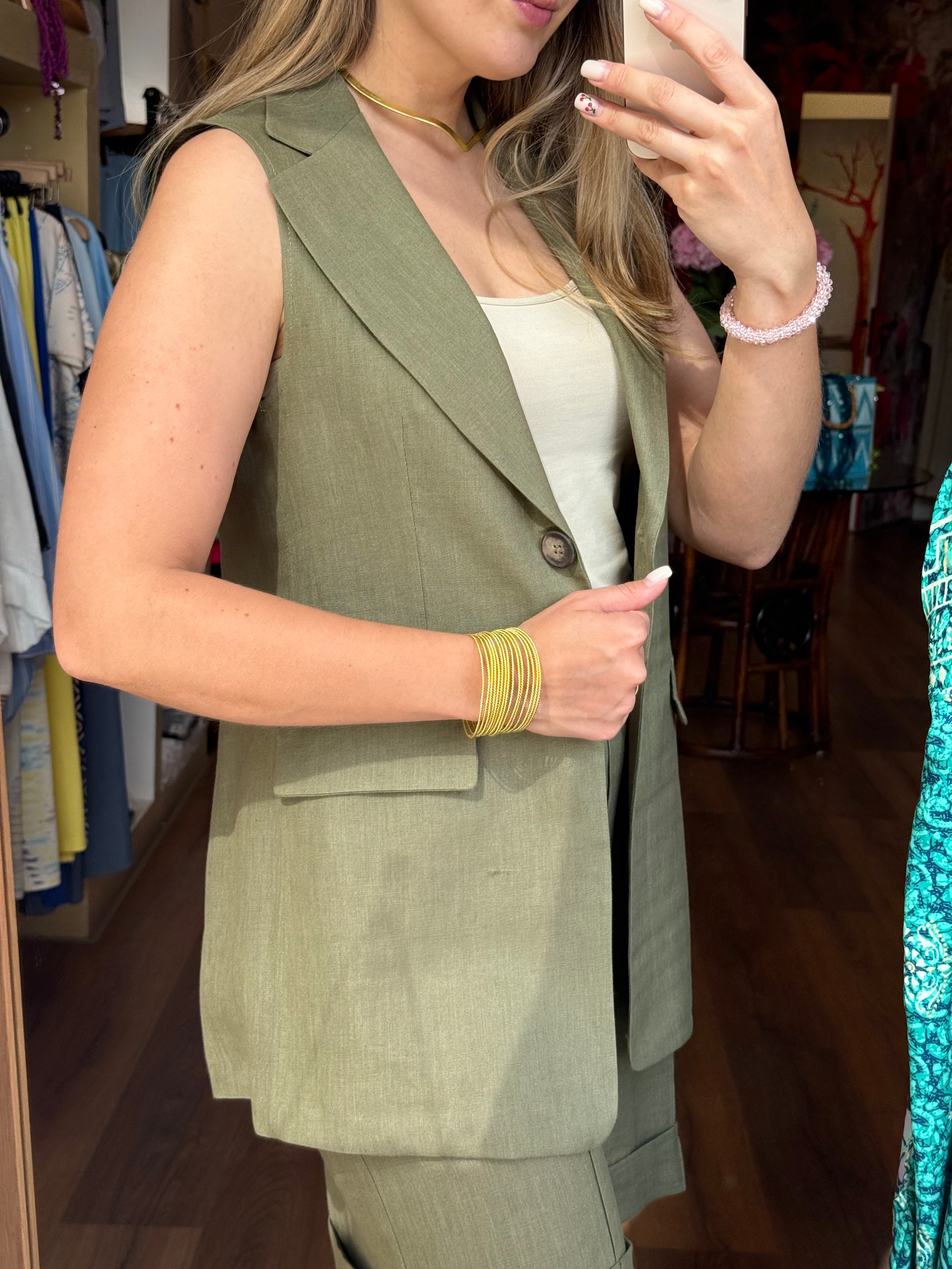 Completo gilet e bermuda verde militare in lino Gioia