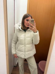 Piumino corto con cappuccio colore ghiaccio