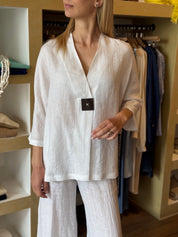 Blusa scollo a V con maxi bottone in lino colore bianco Gioia