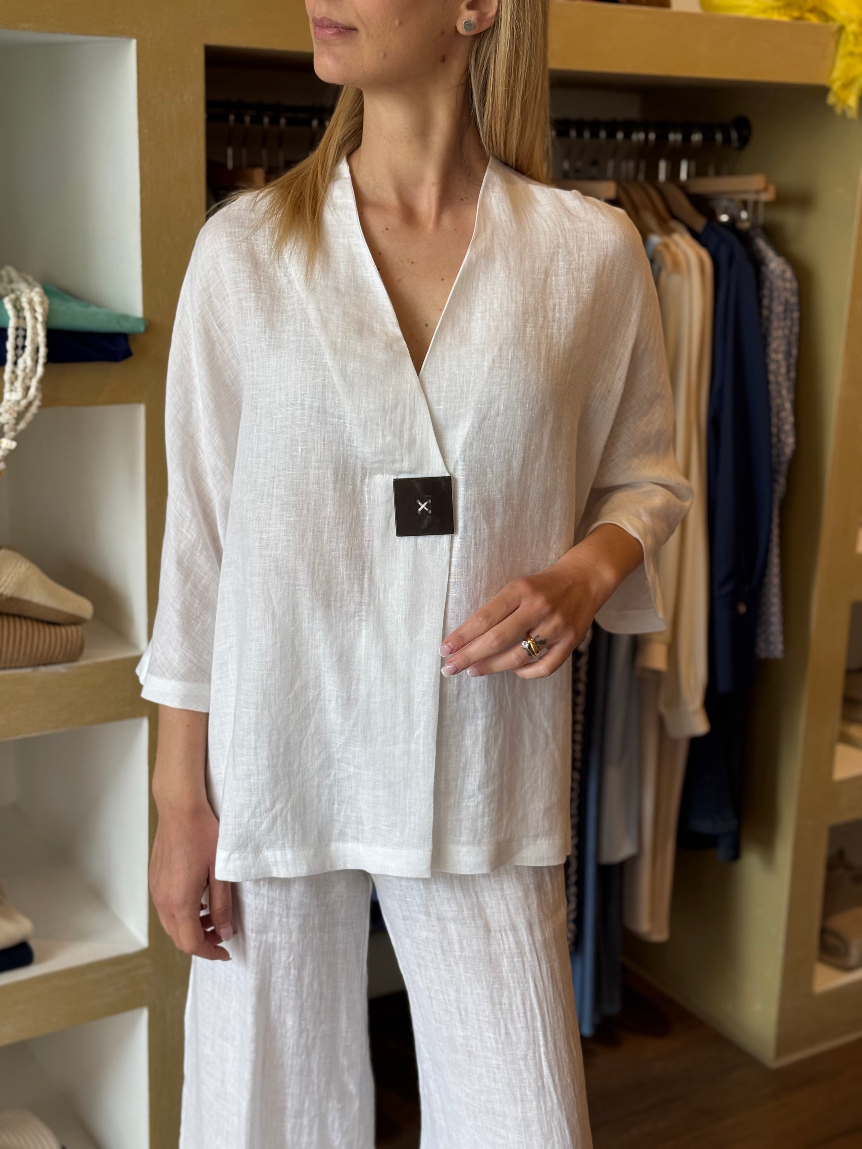 Blusa scollo a V con maxi bottone in lino colore bianco Gioia