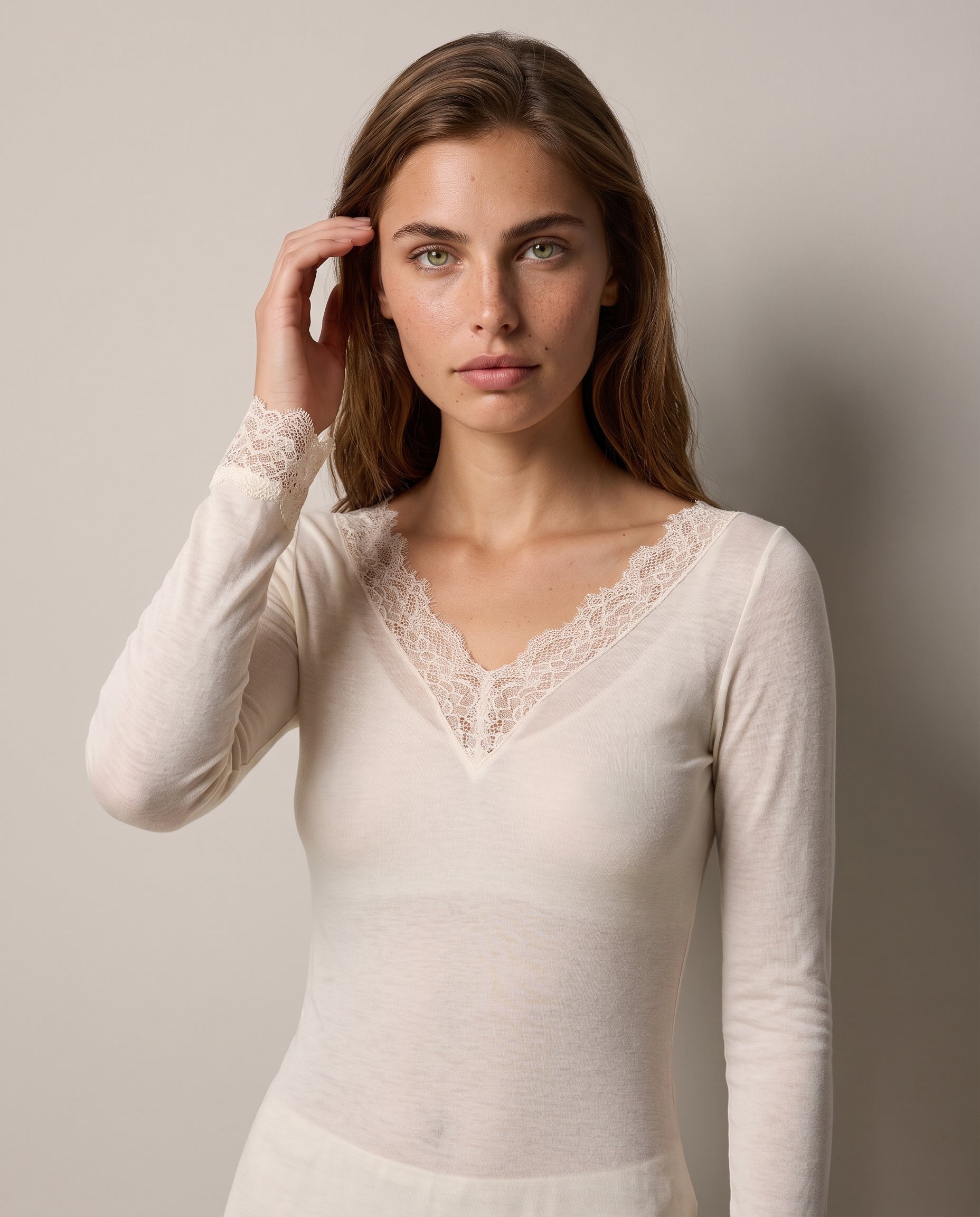Maglia Essenziale Ultraleggera in Cashmere Scollo a V con pizzo Panna