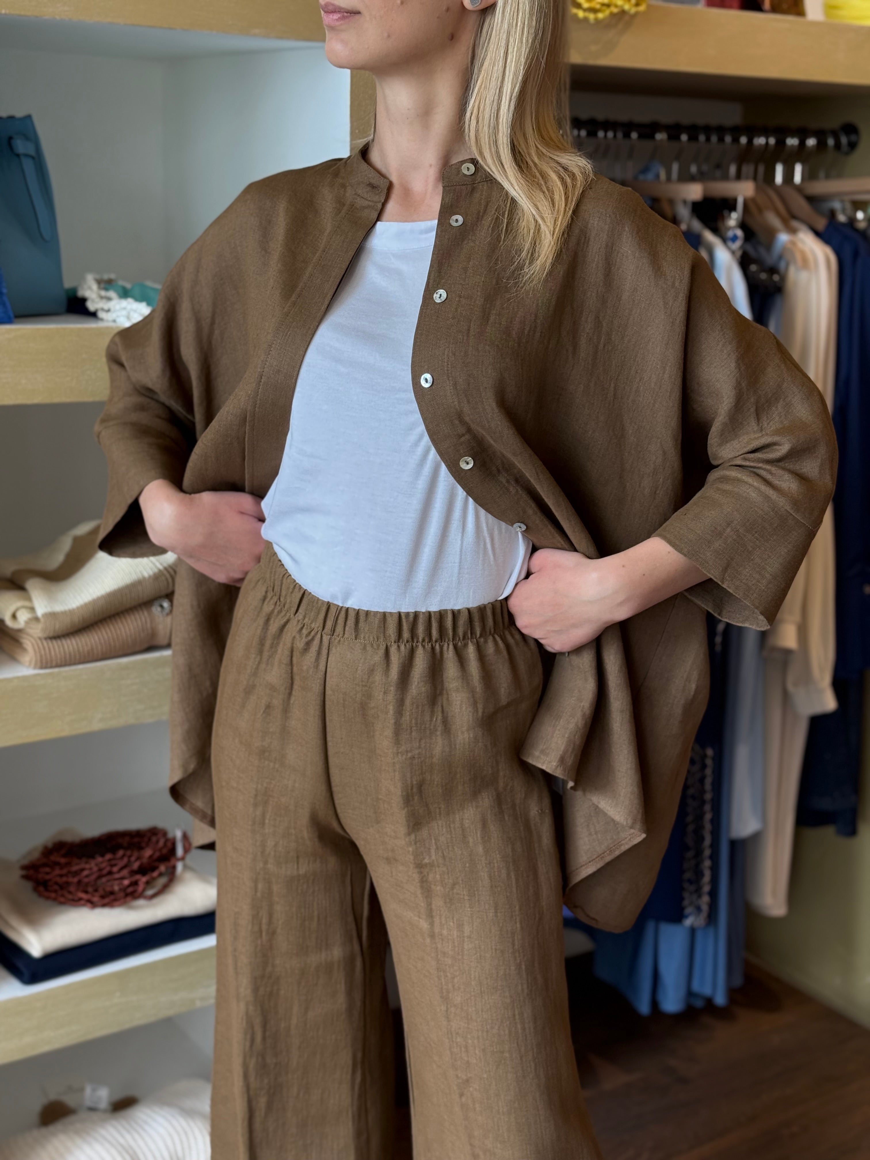 Camicia collo alla coreana colore marrone in lino Gioia