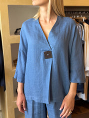 Blusa scollo a V con maxi bottone in lino colore jeans Gioia