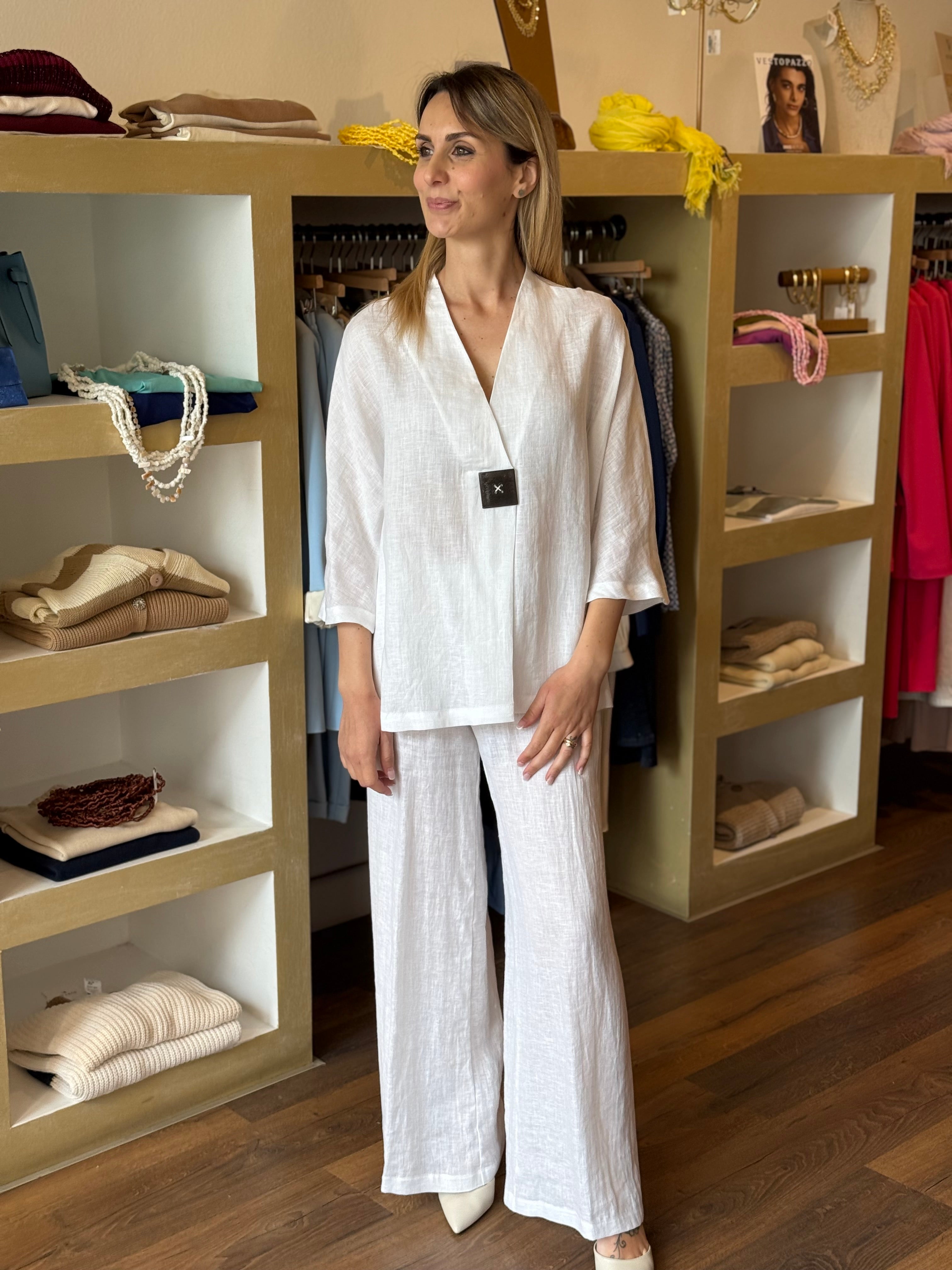 Blusa scollo a V con maxi bottone in lino colore bianco Gioia