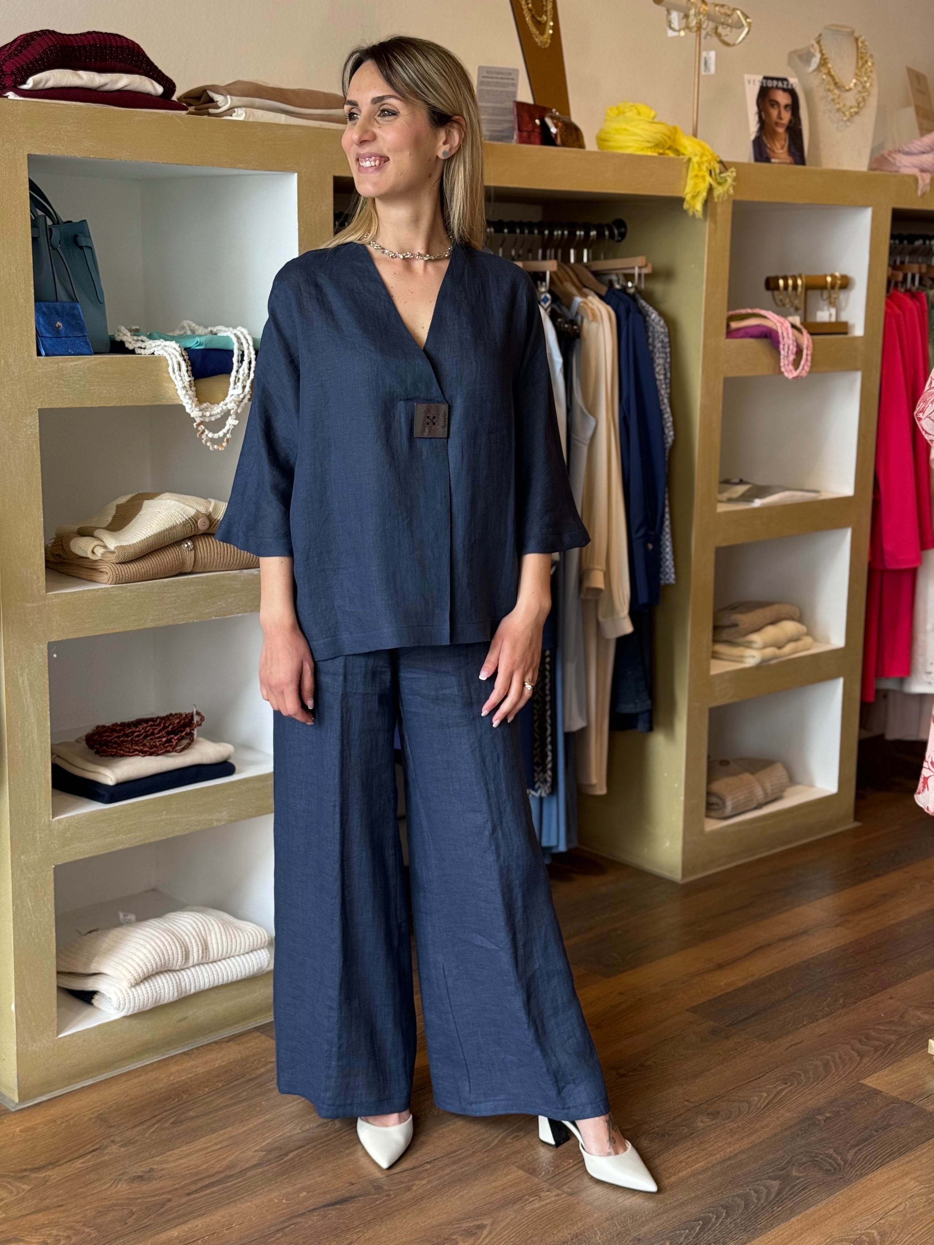 Blusa scollo a V con maxi bottone in lino colore blu Gioia