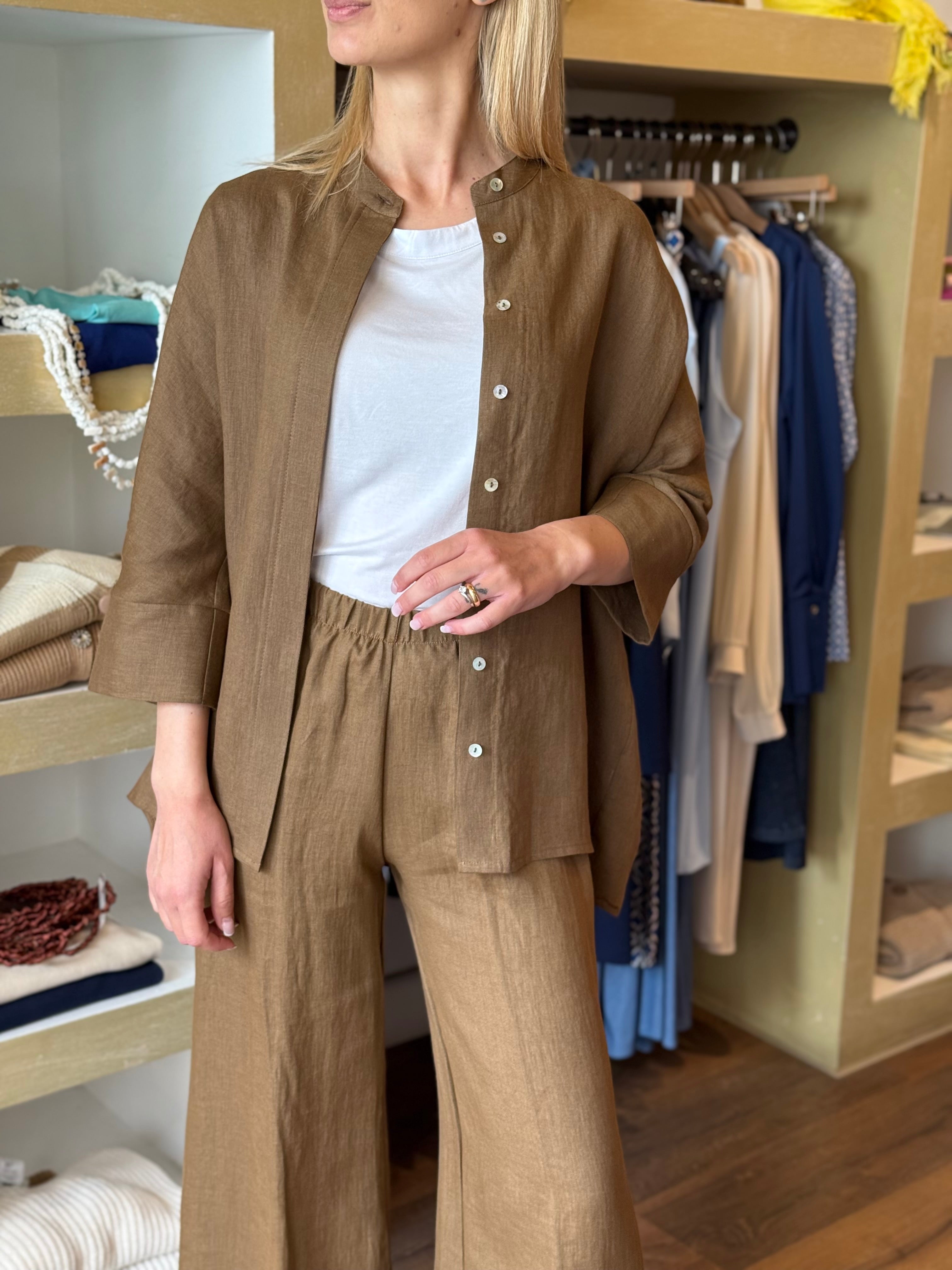Camicia collo alla coreana colore marrone in lino Gioia