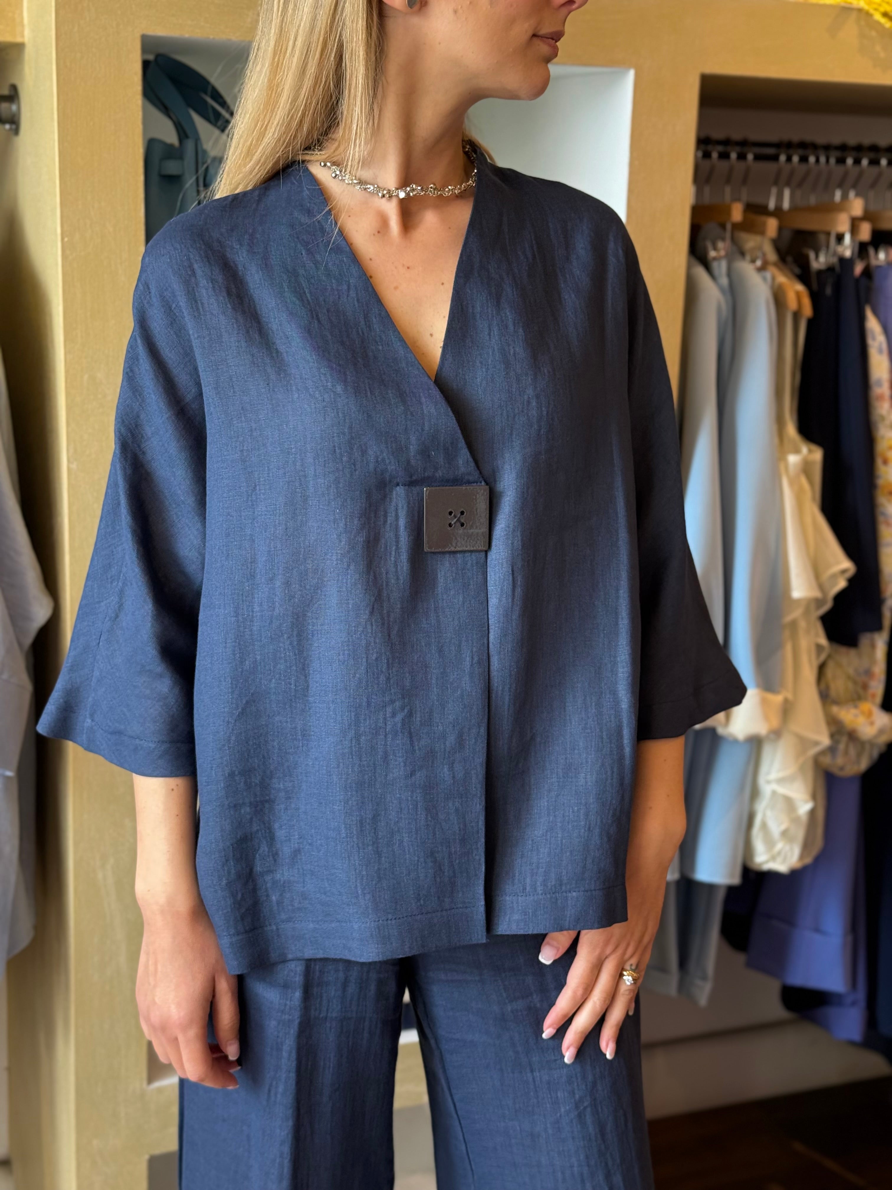 Blusa scollo a V con maxi bottone in lino colore blu Gioia