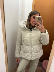 Piumino corto con cappuccio colore ghiaccio