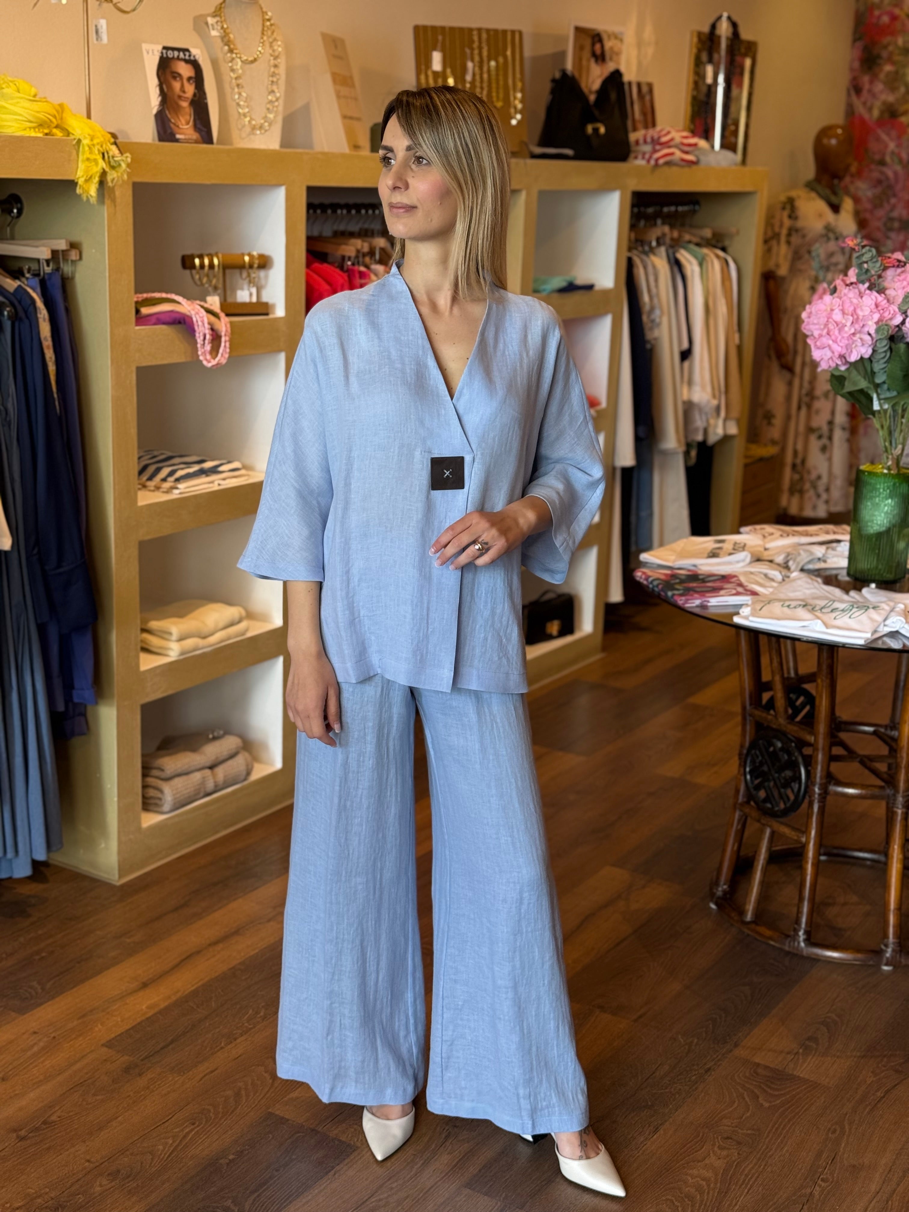Blusa scollo a V con maxi bottone in lino colore azzurro polvere Gioia