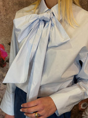 Camicia azzurra con fiocco Kontatto