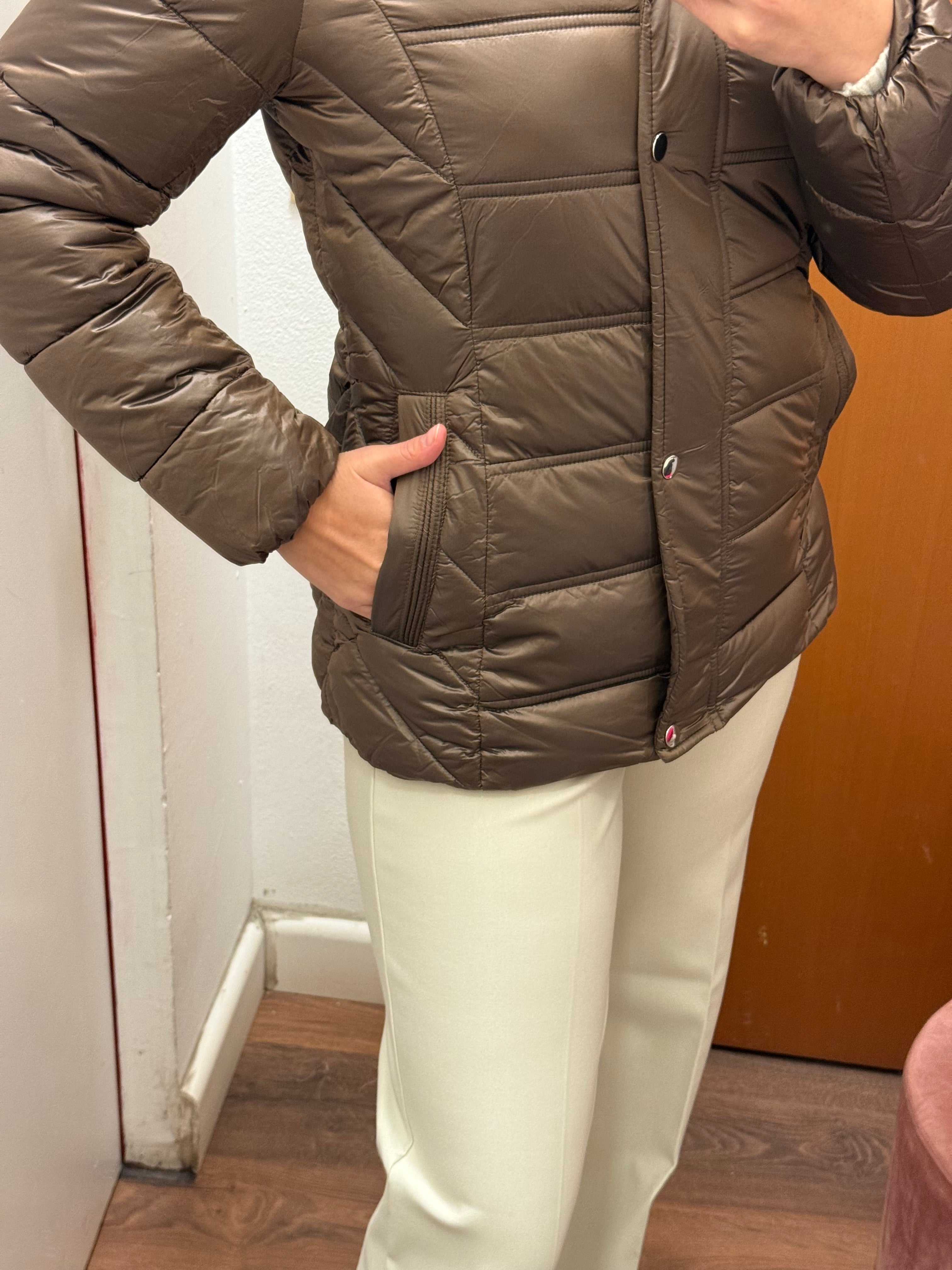 Piumino con cappuccio color cioccolato