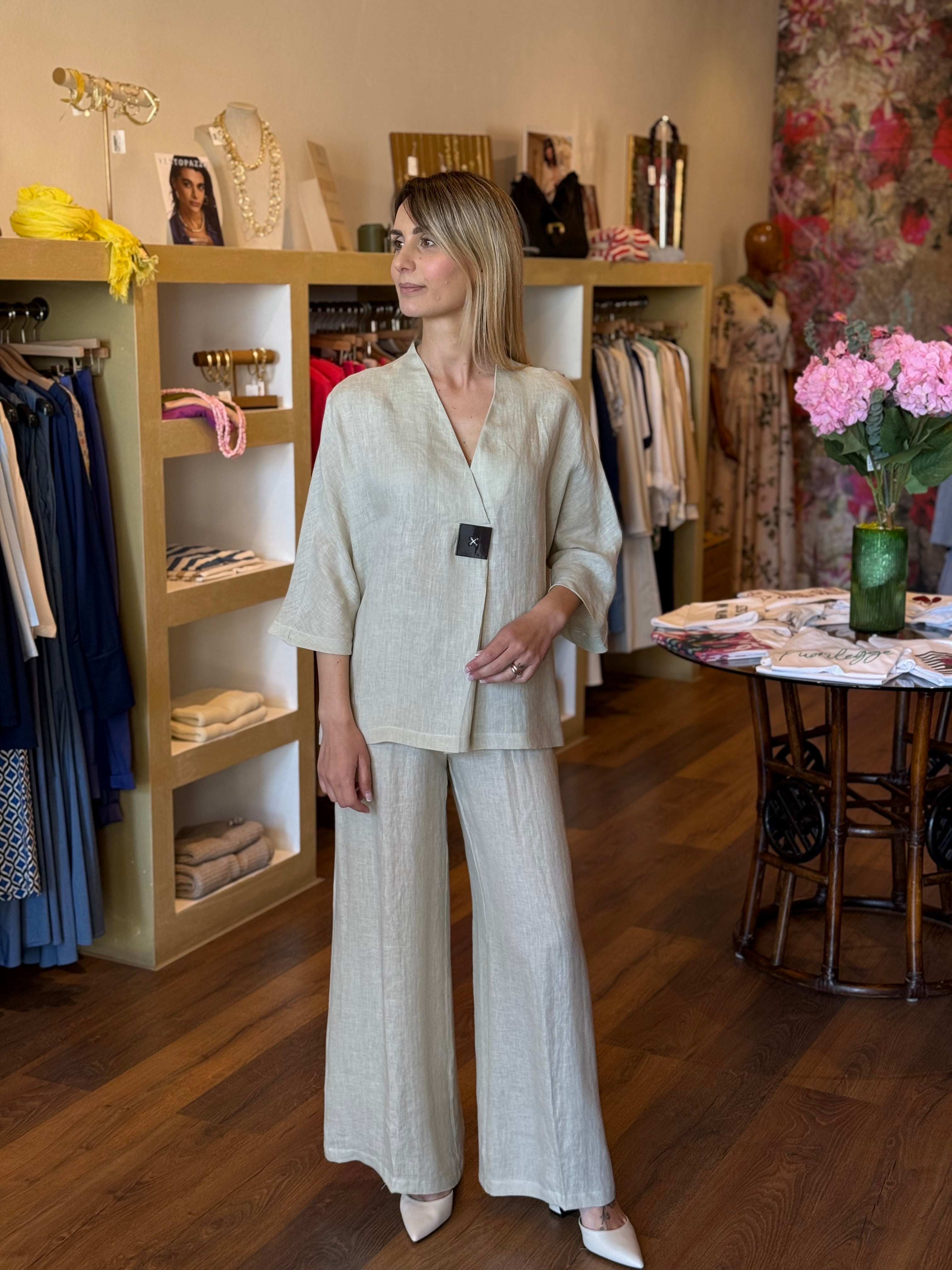 Blusa scollo a V con maxi bottone in lino colore sabbia Gioia
