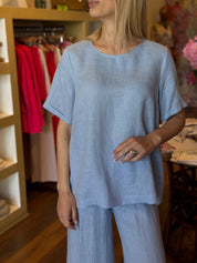 Blusa manica corta in Lino colore azzurro polvere Gioia