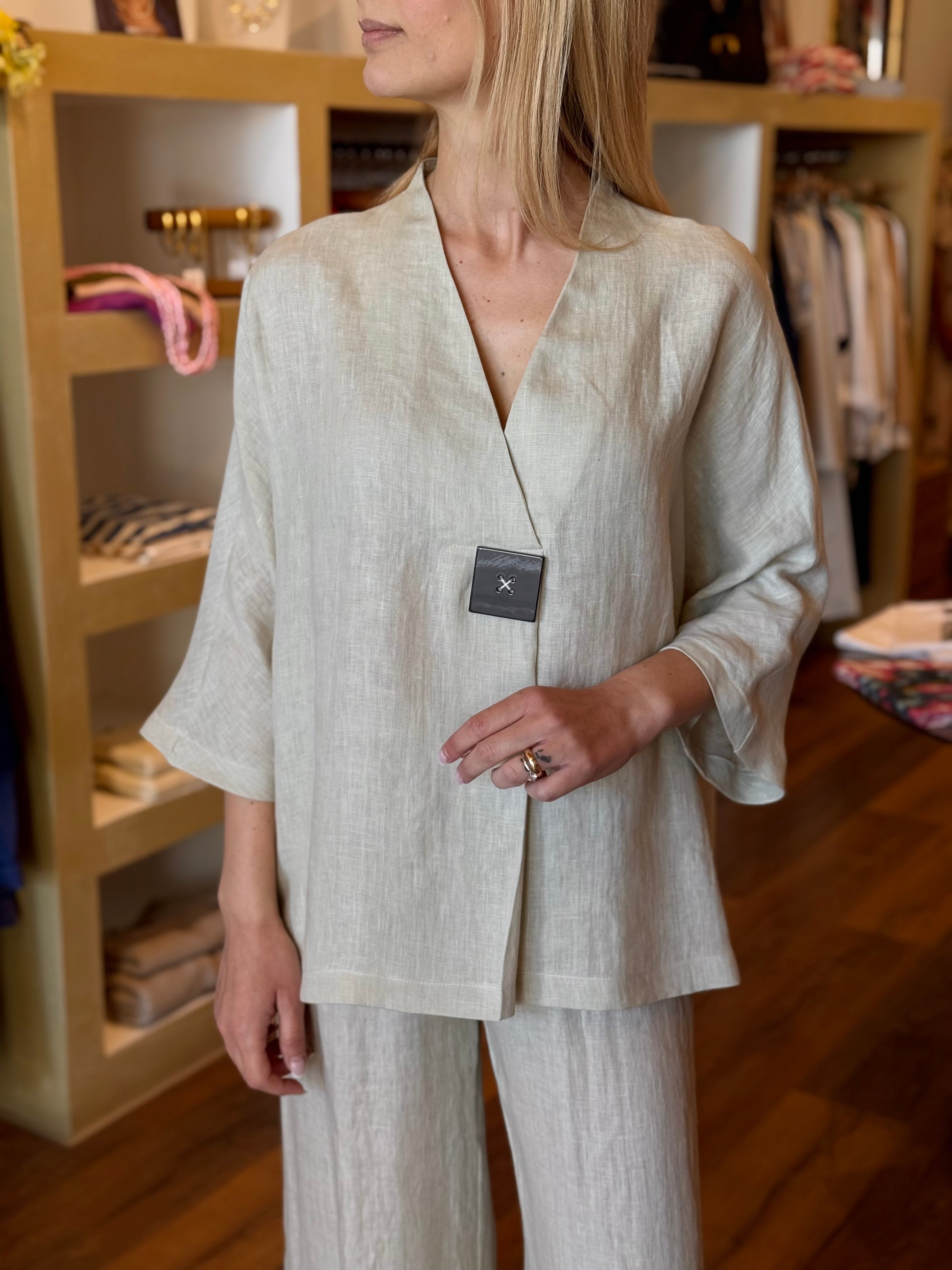 Blusa scollo a V con maxi bottone in lino colore sabbia Gioia