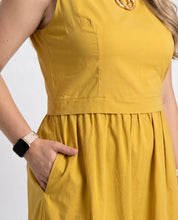 Abito giallo senape in bengalina elasticizzata con tasche
