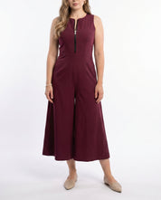 Tuta bordeaux con zip frontale in bengalina elasticizzata con tasche