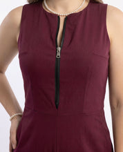 Tuta bordeaux con zip frontale in bengalina elasticizzata con tasche