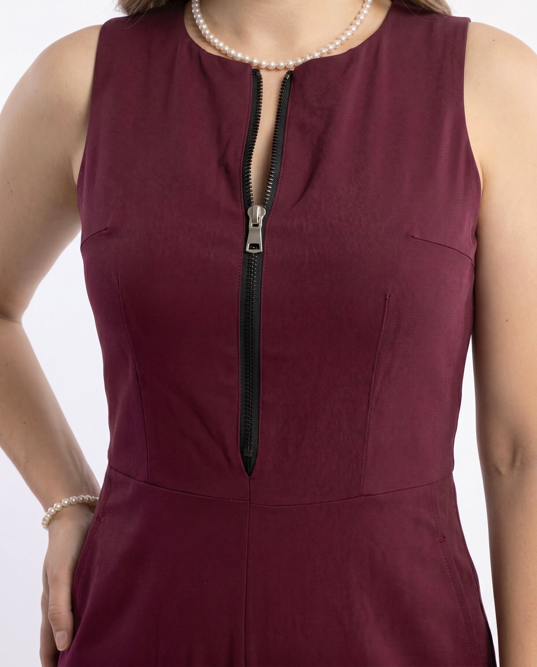 Tuta bordeaux con zip frontale in bengalina elasticizzata con tasche