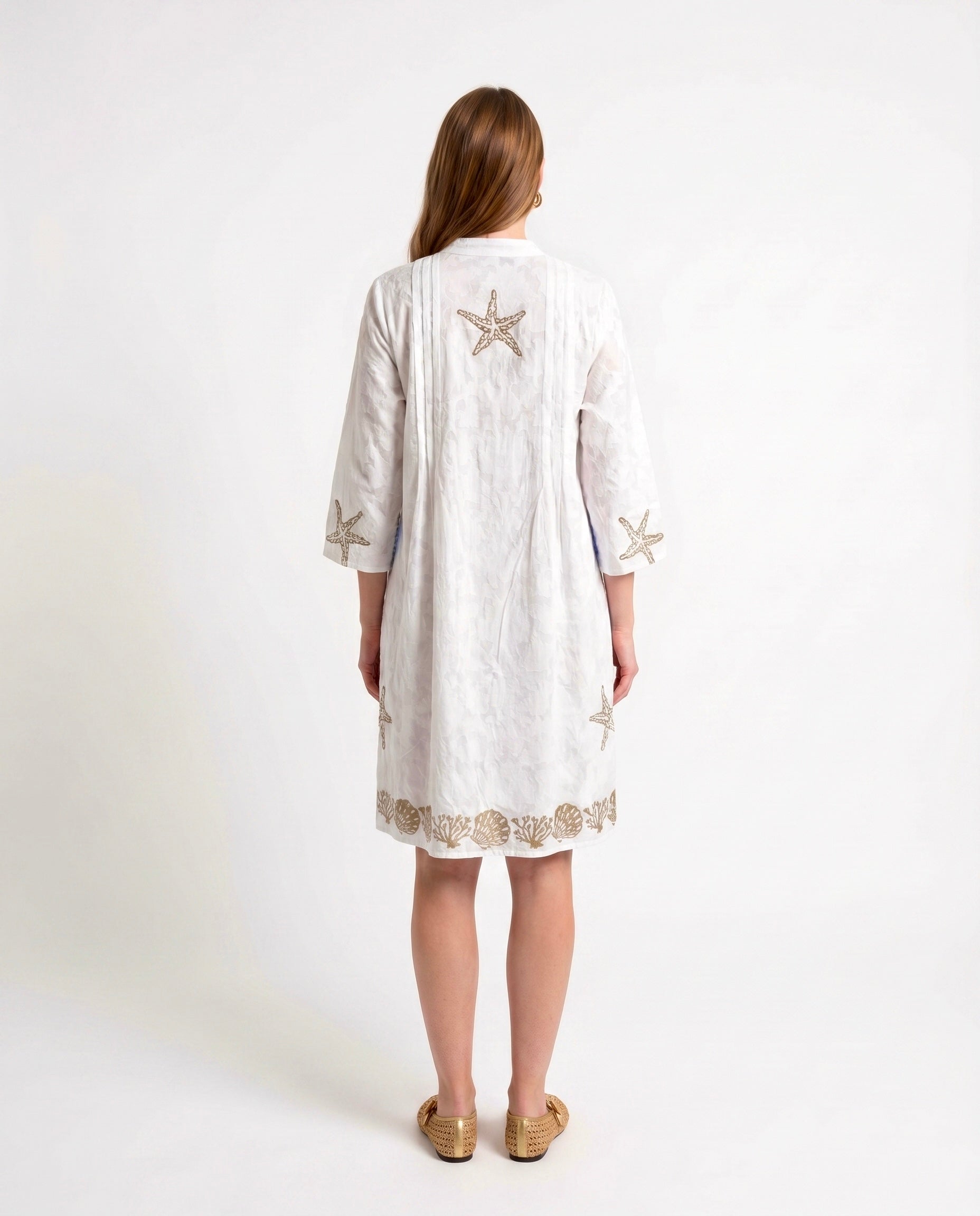 Abito chemisier bianco con ricami e paillettes stile marino