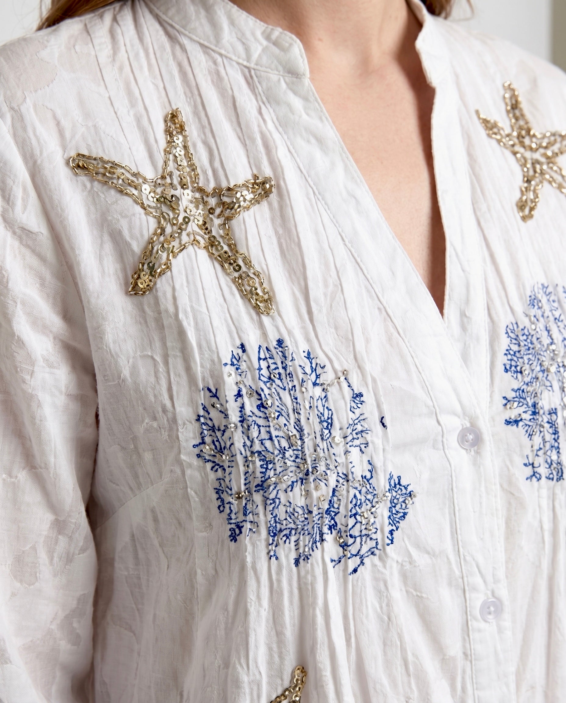 Abito chemisier bianco con ricami e paillettes stile marino