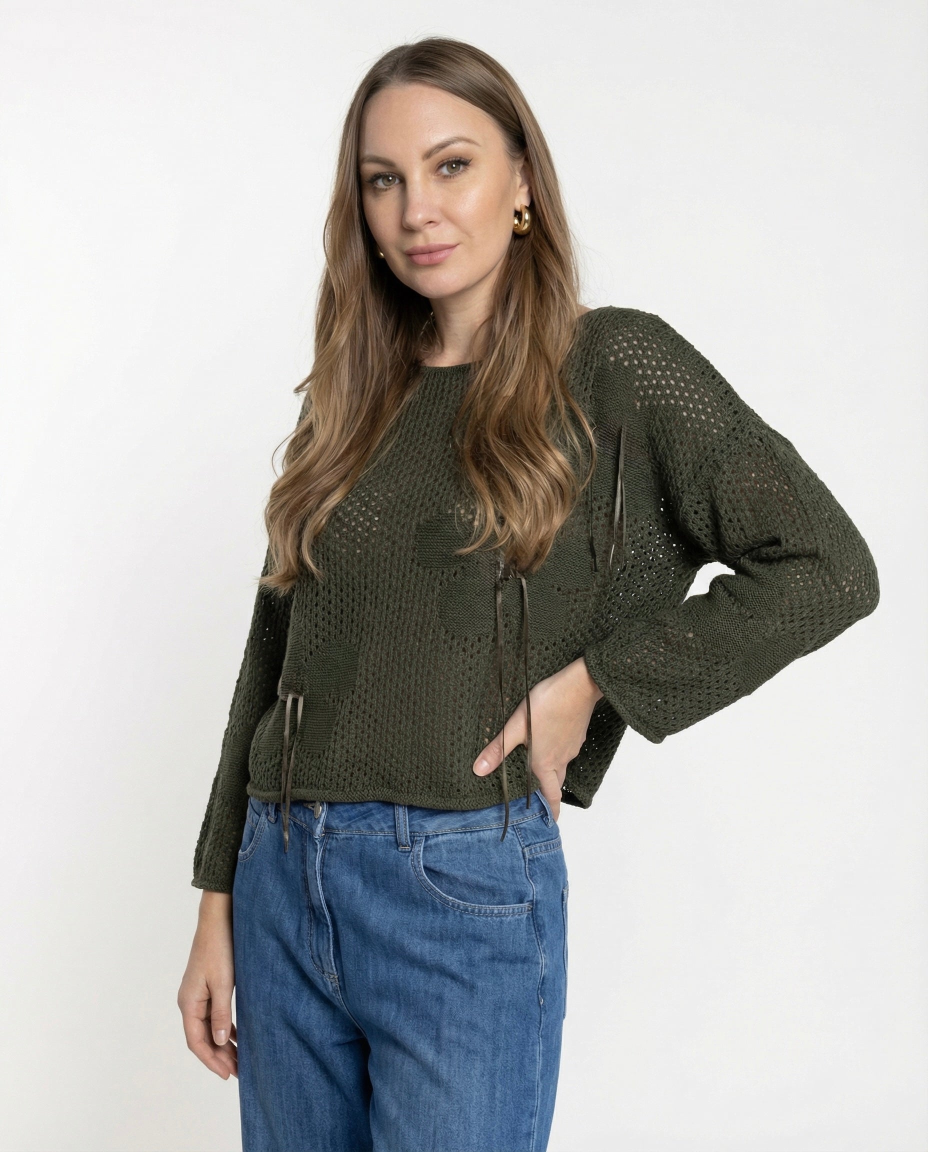 Maglione traforato verde militare con motivi floreali