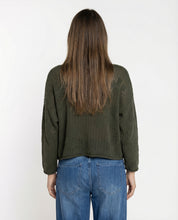 Maglione traforato verde militare con motivi floreali