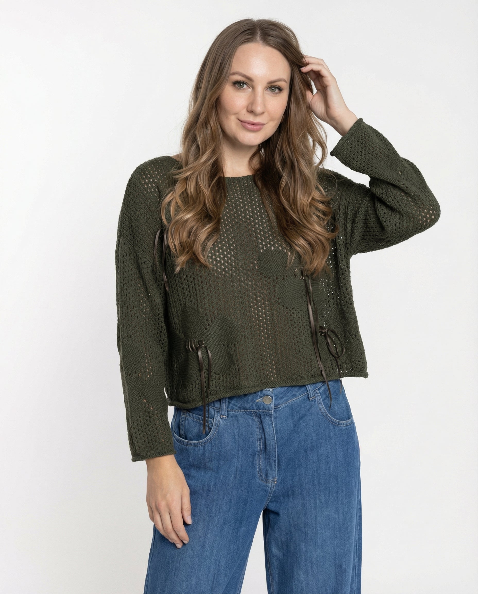 Maglione traforato verde militare con motivi floreali