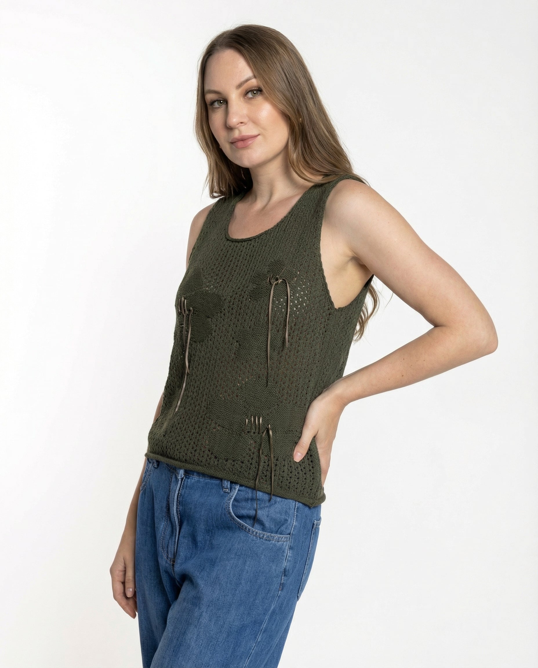 Top traforato in maglia verde militare con motivo floreale